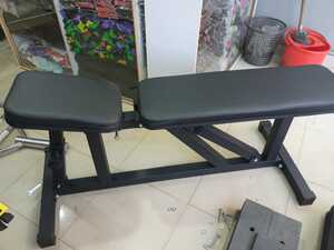 Adjustable workout bench in flat and incline position