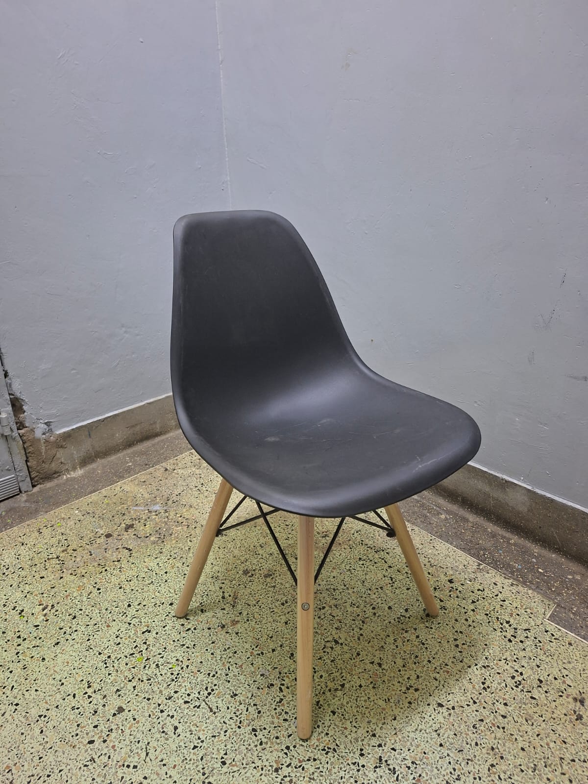  Modern client Eames  chair