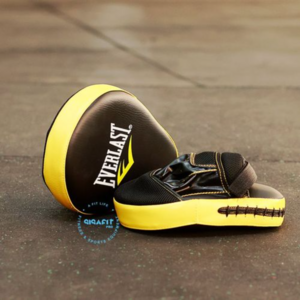 Everlast curved boxing focus mitts with padded hand slots