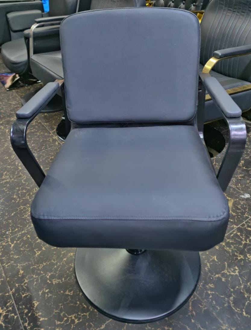 Premium Black Salon Styling Chair – Hydraulic, 360° Swivel, Comfortable & Durable.