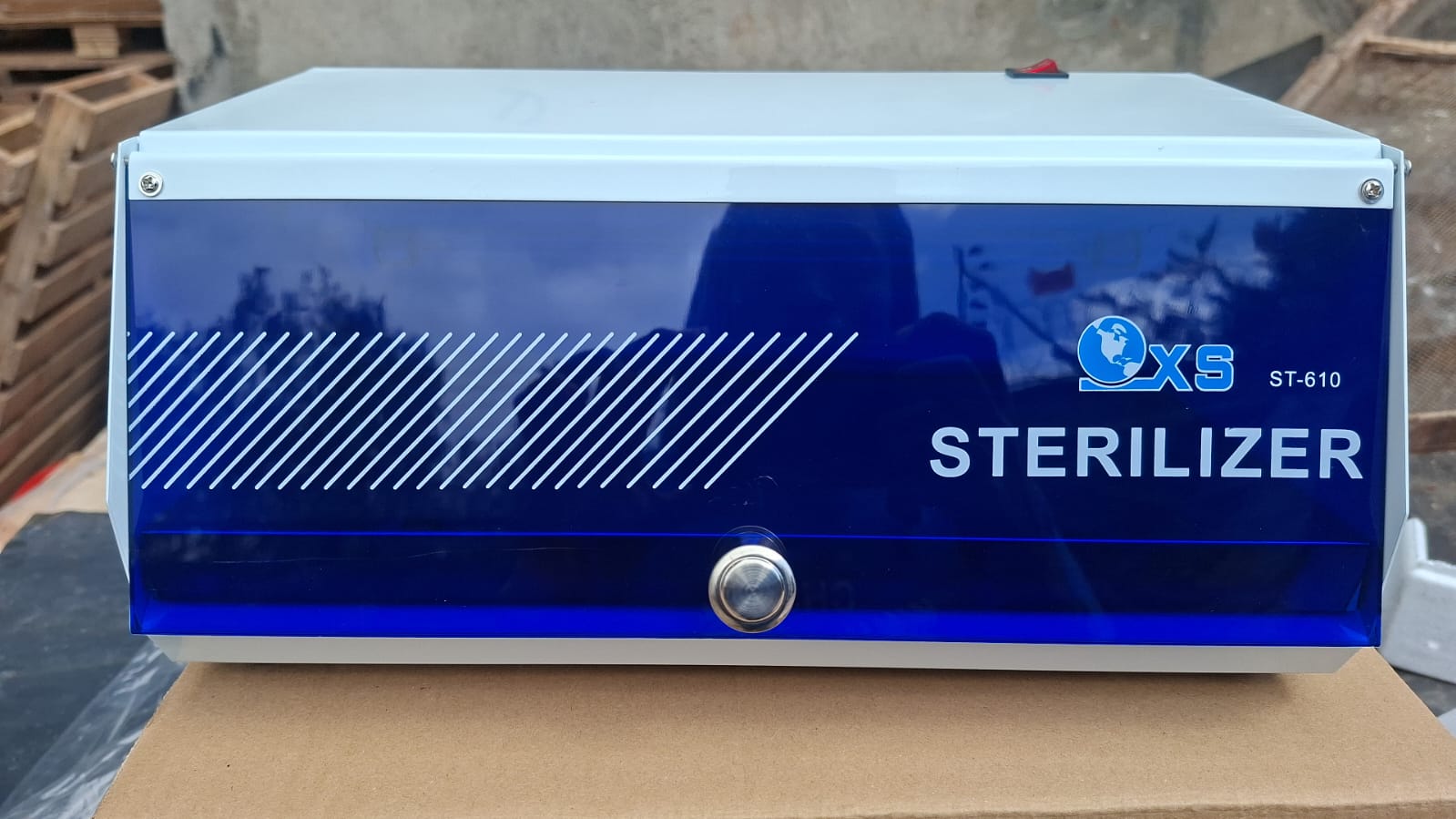 UV Steriliser for Barbershops and Beauty Salons – Tool Disinfection Cabinet for Combs, Scissors and Clippers.