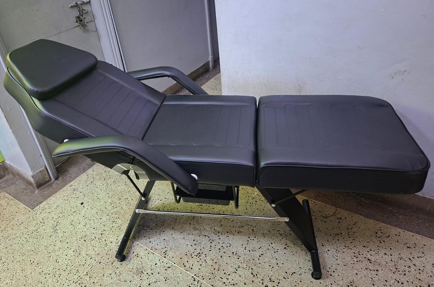 VIP Facial Bed – Adjustable, Comfortable, Professional Salon & Spa Treatment Bed.
