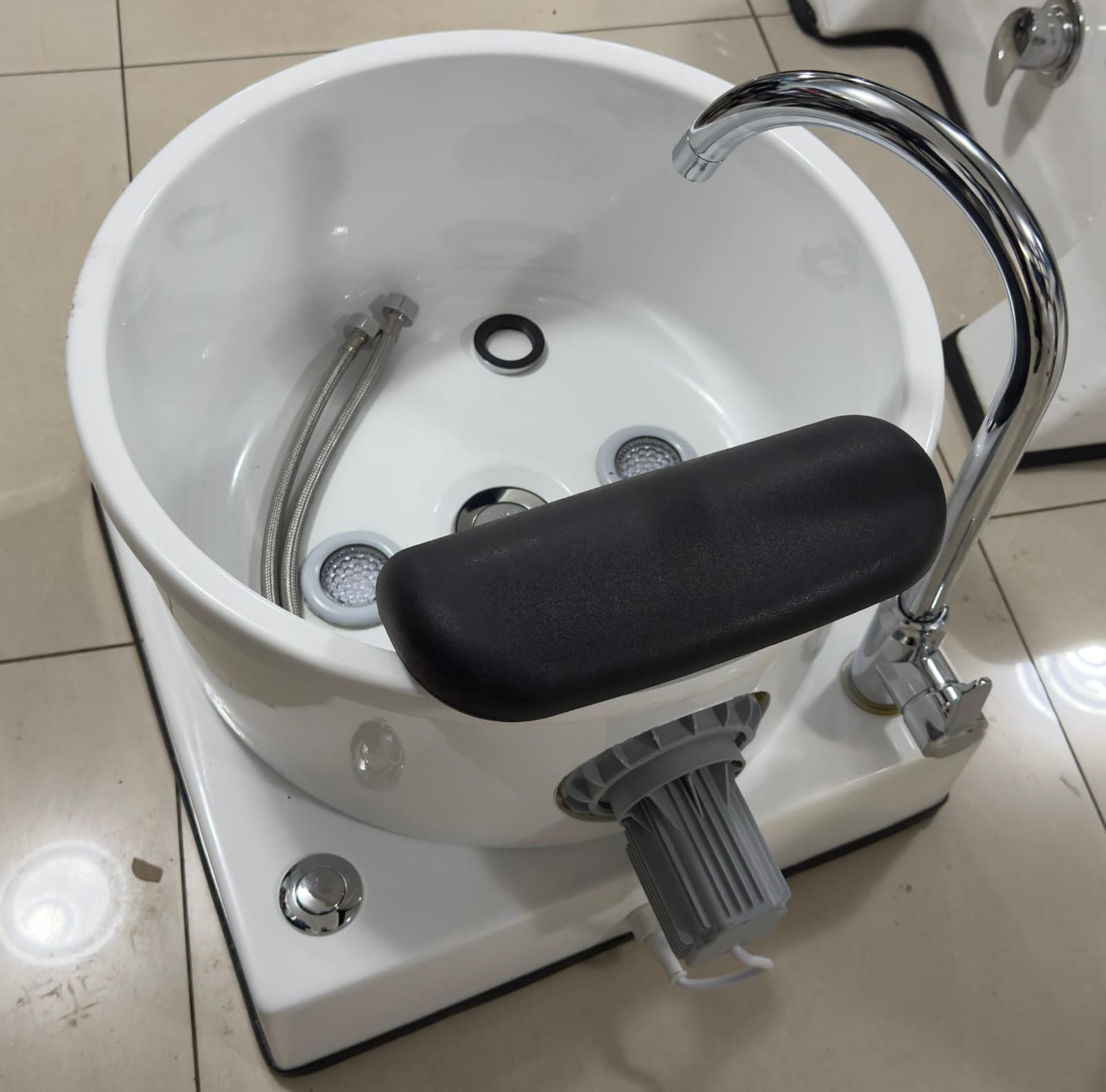 Portable Fibre Spa Footbath – Lightweight Pedicure Basin for Salon & Home Foot Soak Use.