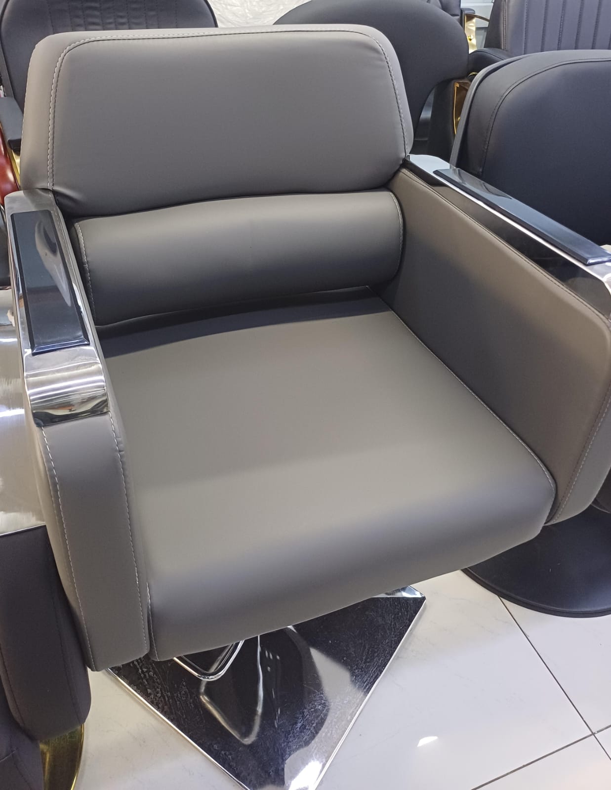 Modern Grey Salon Styling Chair – Hydraulic, Padded, Chrome Base, Professional Beauty Salon Seat