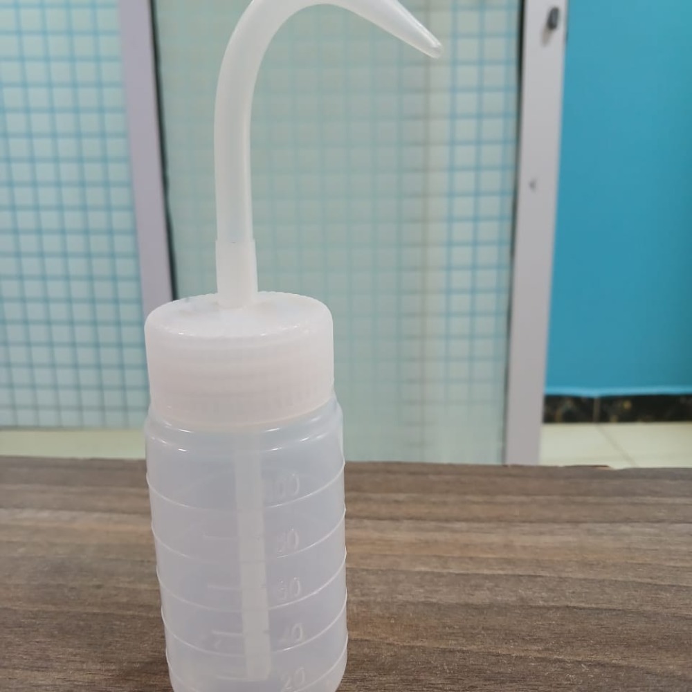 Squeeze Lotion Bottle for Massage Oil – Leak-Proof, 250ml, Ideal for Manicure & Spa Use.