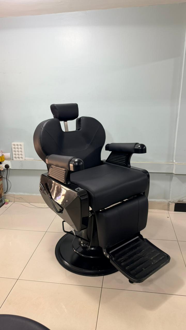 Barber Jumbo Hydraulic Chair – Extra-Wide Reclining Barber Chair with Heavy-Duty Base.
